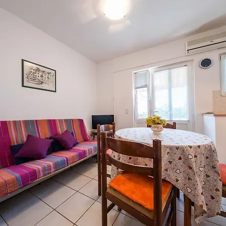 Apartment Garden Komiza
