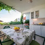 Garden Komiza